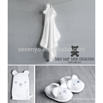 Baby White Bear Bad Geschenkset mit Kapuzenhandtuch, Waschlappen und Pantoffeln - Weiß, Gender Neutral Cute